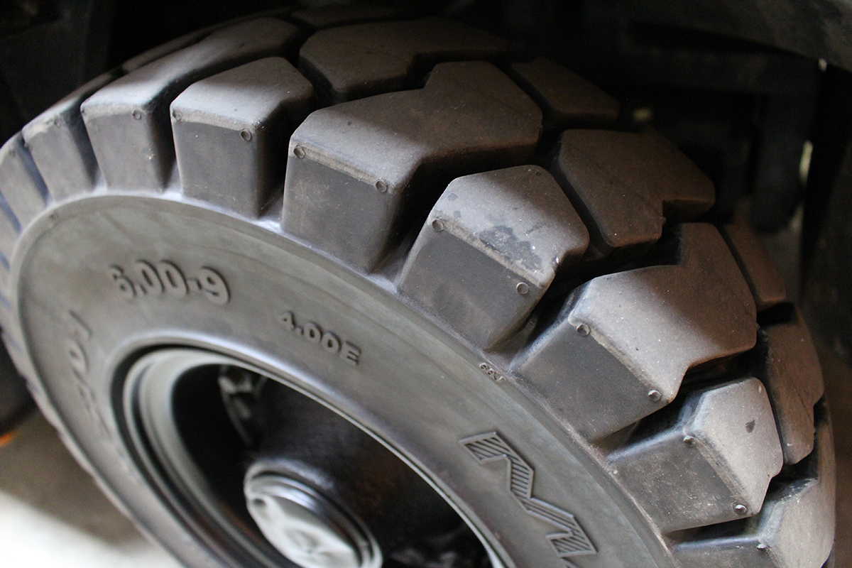 Comment savoir quand changer les pneus d'un chariot élévateur